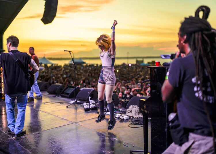 Hayley Williams reformula 17 solteiros em LP adequado