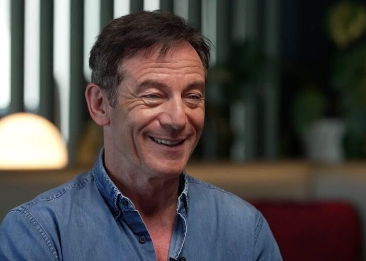 Jason Isaacs diz que o criador de 'lótus branco', Mike White, 'disse a ele coisas sobre a 4ª temporada'