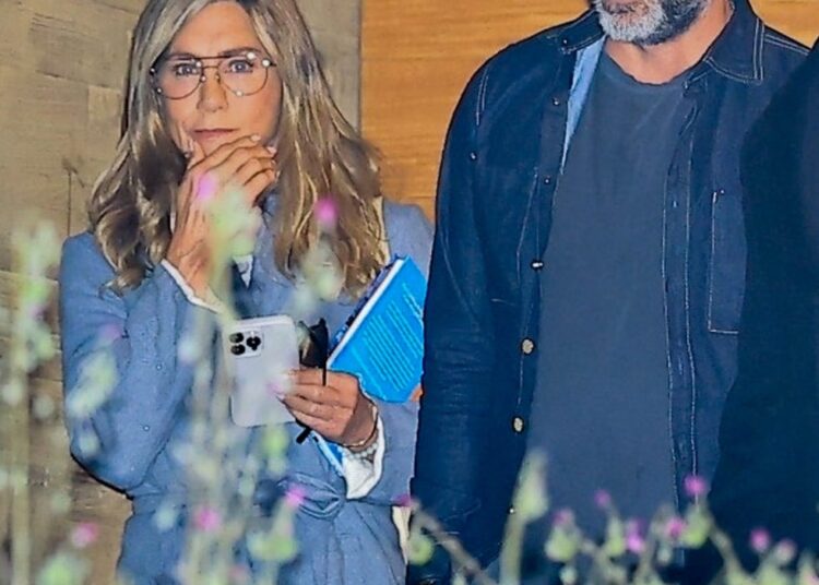 Jennifer Aniston e Courteney Cox Match em jeans para data dupla