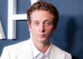 Jeremy Allen White manchado de camisa e exibição no corpo na praia
