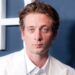 Jeremy Allen White manchado de camisa e exibição no corpo na praia