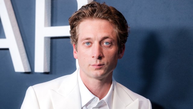 Jeremy Allen White manchado de camisa e exibição no corpo na praia