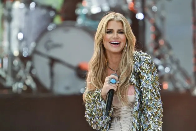 Jessica Simpson fica vulnerável ao single emotivo 'Romance sem esperança'