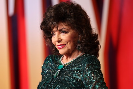 Joan Collins parece impressionante em maiô às 92