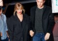 Joe Alwyn usa azul no 1º avistamento desde o engajamento do ex Taylor Swift