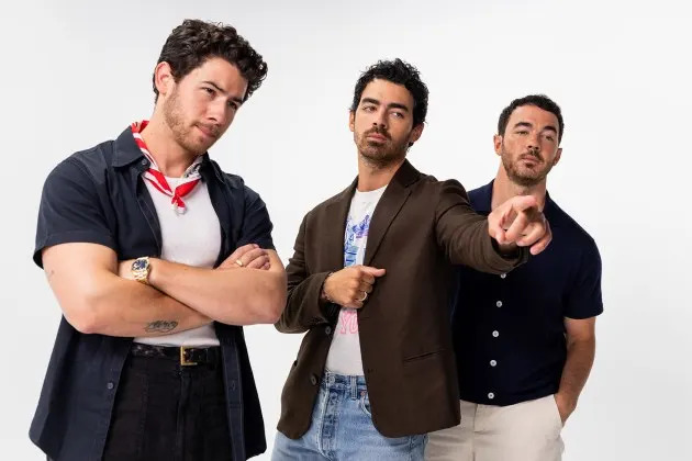 Joe Jonas aparentemente revela Secret 'Camp Rock 3' planeja evitar comer uma asa picante: 'Desculpe, Disney!'