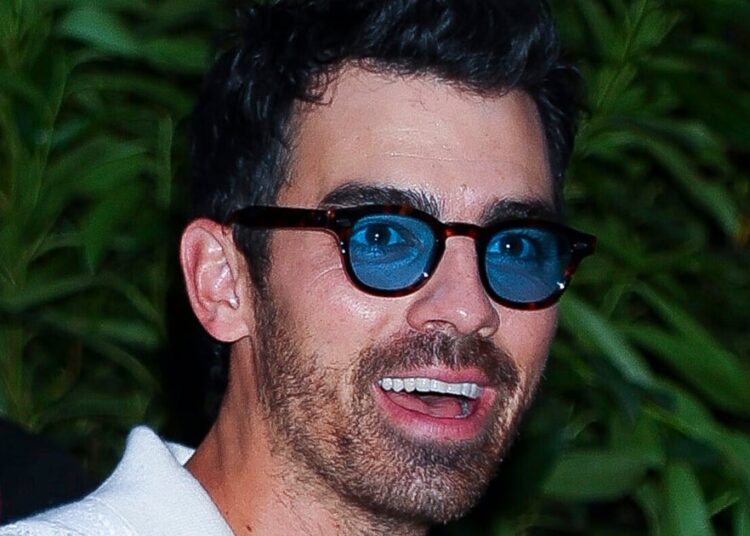 Joe Jonas envergonhou -se depois de ingressar no Mile High Club
