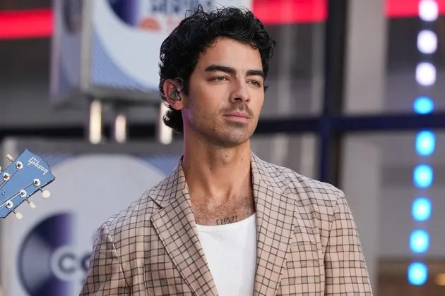 Joe Jonas revela que ingressou no clube da Mile High, mas cometeu esse erro "embaraçoso" imediatamente após
