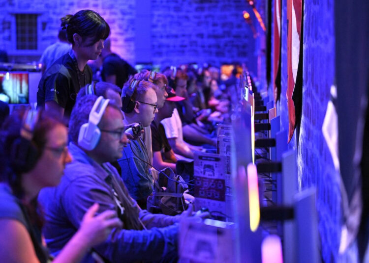 Jogos de combate a incêndios Spark no gamecom 2025 - entretenimento