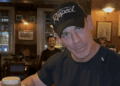 John Cena e Sheamus ficam atrás do bar no Pub de Dublin após o evento WWE - Star Magazine