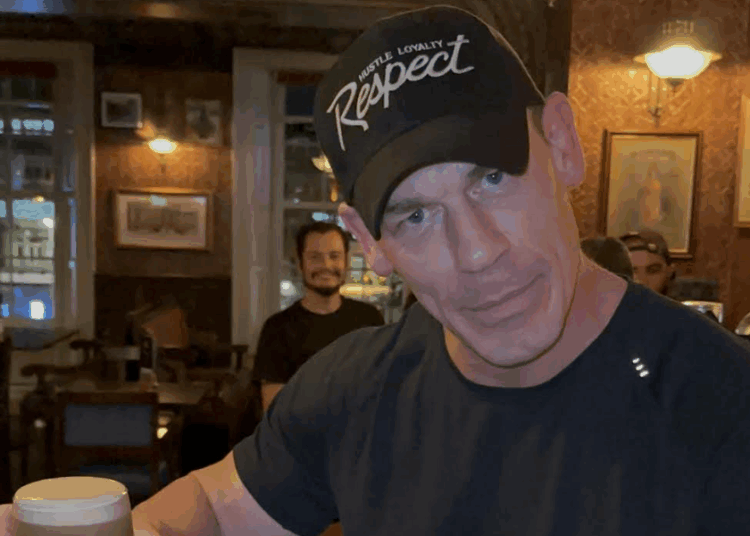 John Cena e Sheamus ficam atrás do bar no Pub de Dublin após o evento WWE - Star Magazine