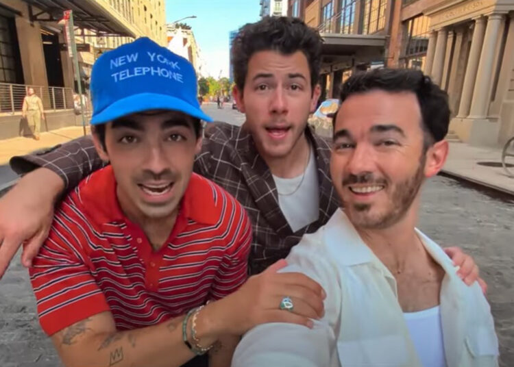 Jonas Brothers estreia o novo videoclipe 'I Can't Lost' filmado no Google Pixel Phone - Assista agora! | Joe Jonas, Jonas Brothers, Kevin Jonas, música, videoclipe, Nick Jonas | Just Jared: Notícias e fofocas de celebridades