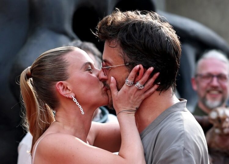 Jonathan Bailey compartilha o Racy Scarlett Johansson Pic em meio a um drama de beijo