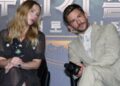 Jonathan Bailey morde o pescoço de Scarlett Johansson em uma nova foto