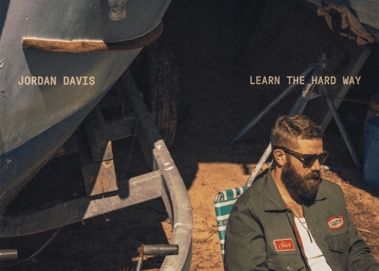 Jordan Davis reflete em assumir riscos e encontrar equilíbrio no novo álbum, 'Learn the Hard Way'