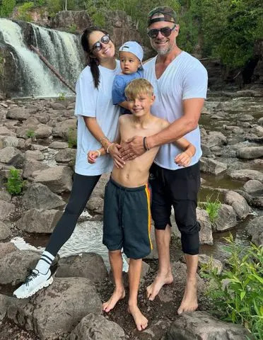 Josh Duhamel diz 'sempre há algo novo' acontecendo como pai de 2 filhos - e revela se ele quer uma filha (exclusiva)