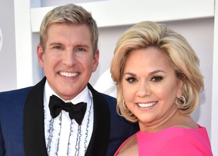 Julie e Todd Chrisley negam questões de casamento após a libertação da prisão