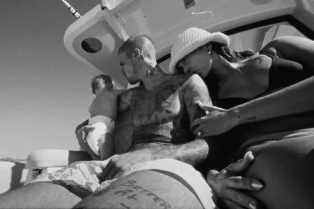 Justin Bieber limpa sua mente com férias em família no vídeo 'Yukon'