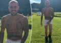Justin Bieber tem as mãos cheias em nada além de whhities e botas de combate