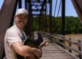 Justin Holmes se abre sobre a nova música "Hell I Wall", trabalhando com Jerrod Niemann, e vivendo seu sonho ao contrário