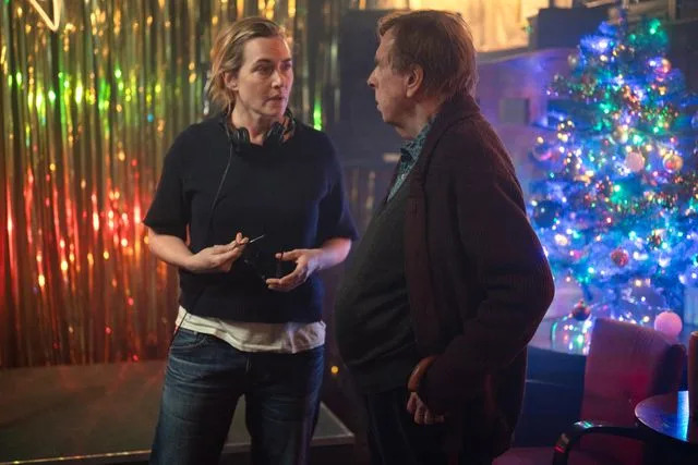 Kate Winslet faz estréia na direção com o filme de Natal escrito por seu filho Joe Anders