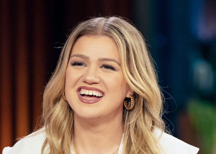 Kelly Clarkson adia a residência por causa da doença do ex-marido