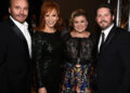Kelly Clarkson pula as gravações de 'The Voice' após a morte do ex-marido