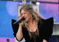Kelly Clarkson quebra em lágrimas enquanto estava no palco apenas alguns dias antes da morte de Brandon Blackstock, do ex-marido Brandon Blackstock