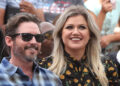Kelly Clarkson retorna à televisão após a trágica morte de Brandon Blackstock