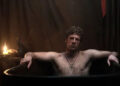 King & Conqueror Star James Norton responde 1 grande pergunta sobre as filmagens da cena do banho
