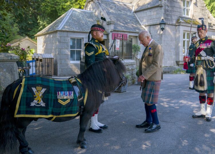 King começa a residência balmoral com cerimônia militar