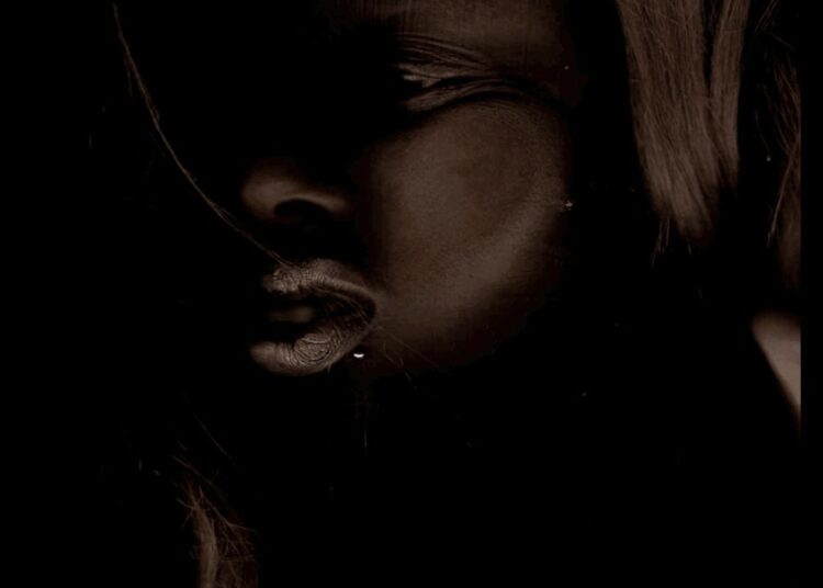 Klein anuncia uma nova mixtape, compartilha o vídeo da nova música "Rich Dad Poor Dad": Assista