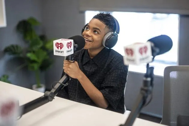 Knowa de Baraso dá a celebridades e líderes um Gen Alpha Grilling com o podcast iHeart 'Now You Know'