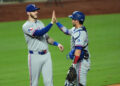 Kyle Higashioka tem uma dupla de 3 corridas no dia 9 para ajudar os Rangers a vencer o Royals por 6-3