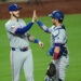 Kyle Higashioka tem uma dupla de 3 corridas no dia 9 para ajudar os Rangers a vencer o Royals por 6-3