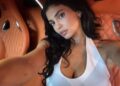 Kylie Jenner atende em uma blusa em uma selfie de carro