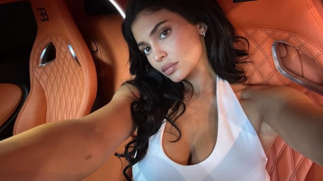 Kylie Jenner atende em uma blusa em uma selfie de carro