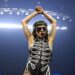 Lady Gaga se emociona em turnê em meio ao apoio do noivo - notícias de celebridades - entretenimento