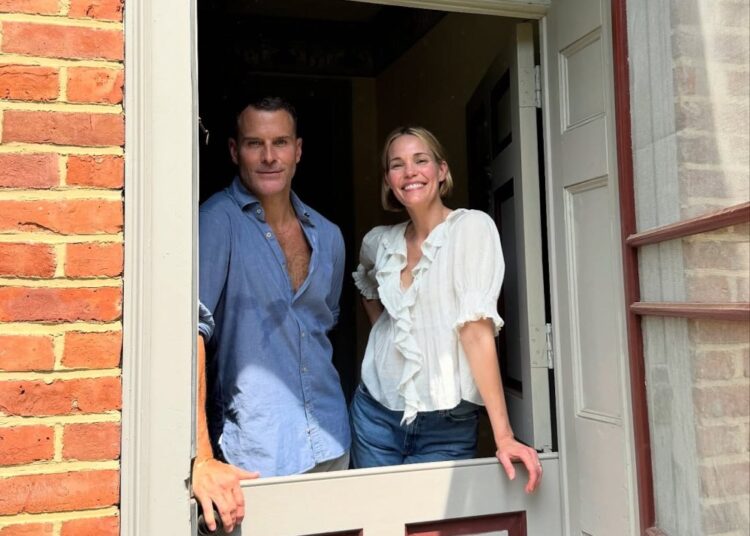 Leslie Bibb começa a reforma na casa dos anos 1750: 'Esta casa é mágica'