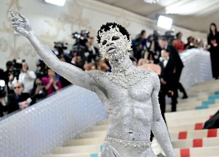 Lil Nas X detido depois de caminhar nas ruas La de roupa íntima após suspeita de overdose