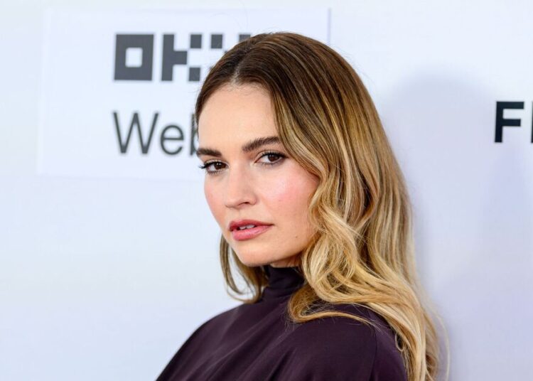 Lily James, de Downton Abbey, tira nua para marcar o final da filmagem do novo filme | Notícias de celebridades | Showbiz & TV