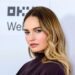 Lily James, de Downton Abbey, tira nua para marcar o final da filmagem do novo filme | Notícias de celebridades | Showbiz & TV