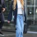 Lindsay Lohan acerta o estilo mom-chic enquanto toca em Nova York com sua família