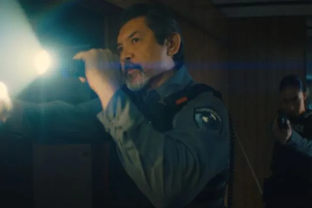 Lou Diamond Phillips e Elisha Pratt em acertar os detalhes no drama do crime indígena 'Keep Soerm'