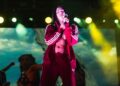 Lourdes Leon toca guitarra e canta no estúdio enquanto provoca nova música