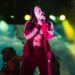 Lourdes Leon toca guitarra e canta no estúdio enquanto provoca nova música