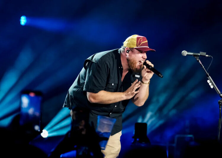 Luke Combs se une ao Singer Viral - e os fãs estão perdendo