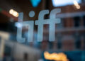 Mais de 1000 líderes de entretenimento lançam uma carta aberta criticando o manuseio do filme de Tiff