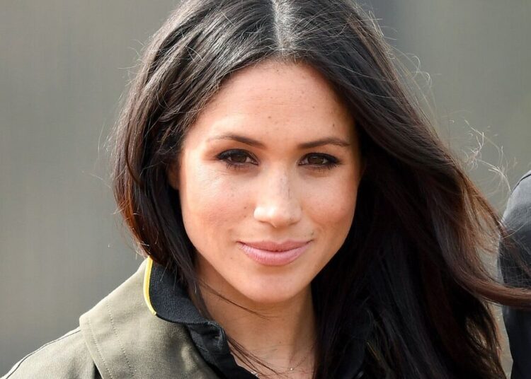 Meghan Markle 'jogou uma xícara de chá no ar' em raiva, afirma o livro - Royals - Notícias