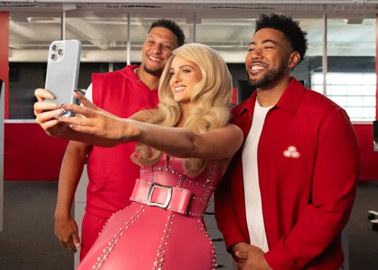 Meghan Trainor nos bastidores de seu 'icônico' Patrick Mahomes State Farm AD (exclusivo)